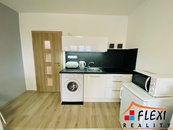 Podnájem zrekonstruovaného bytu 1+kk s lodžií, 29m2, Moravská Ostrava, ul. Lechowiczova, cena 9900 CZK / objekt / měsíc, nabízí 