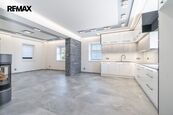 Pronájem bytu 4+kk v rodinném domě včetně 2 parkovacích stání, ulice Hrabek, Ostrava - Plesná, cena 47000 CZK / objekt / měsíc, nabízí RE/MAX Centrum, Ostrava