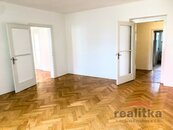 Pronájem velkého bytu 4+1 v rodinné vile, 150m2, Dostojevského, Opava, cena 20000 CZK / objekt / měsíc, nabízí 