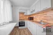 Pronájem zrekonstruovaného a nezařízeného bytu 2+1 s lodžií, 51 m2, ul. Frýdlantská, Frýdek-Místek, cena 13900 CZK / objekt / měsíc, nabízí 